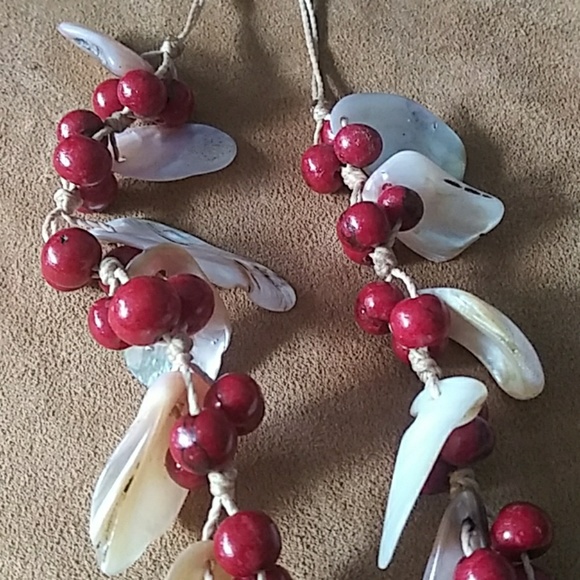Red Shell Necklace - Picture 4 of 4